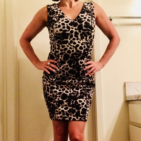 Sassy and classy Jennifer Lopez sleeveless dress. - Picture 3 of 4